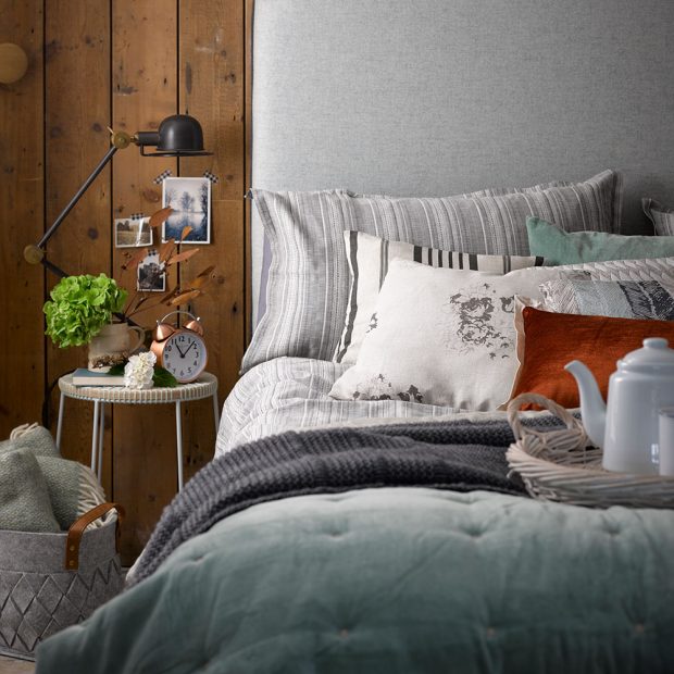 Country style bedroom cabin-style country bedroom with plank-panelled walls and green and silver  linens IPMTMSD
