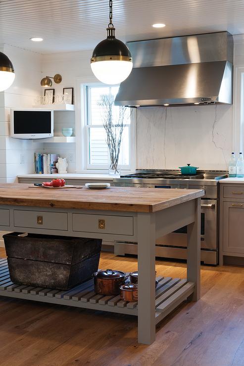 Kitchen with freestanding kitchen block gray kitchen island with unlacquered brass recessed hardware TLWDPAB