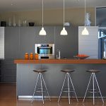 Modern kitchen with bar: ideas for a bar counter made of wood, stone and concrete