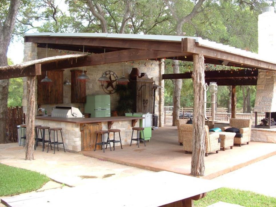 13 Outdoor Kitchens With Bars