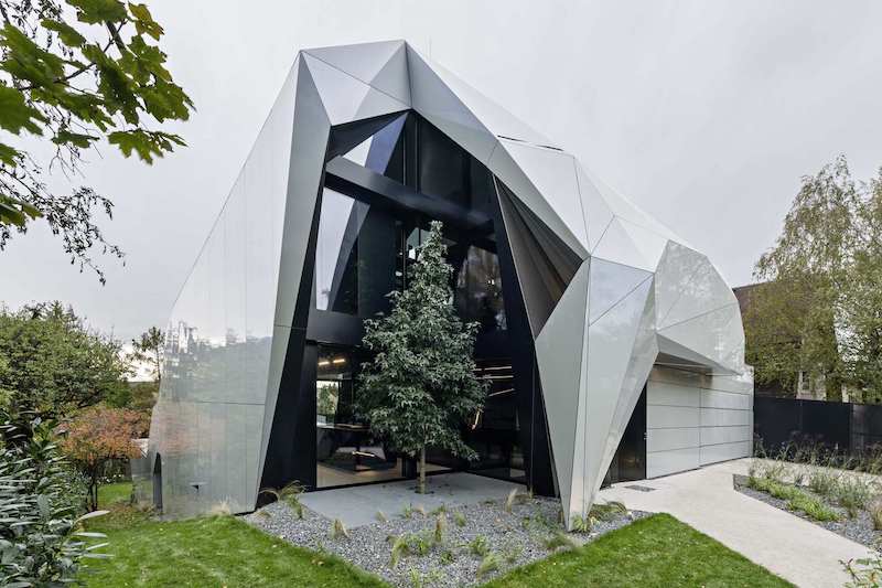 House with a very angular appearance and square windows