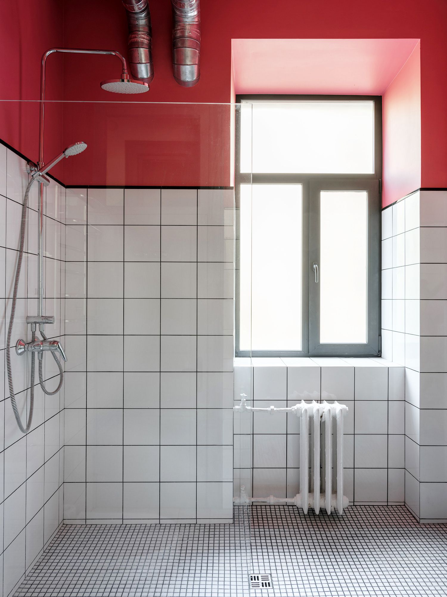 How to decorate a small bathroom and still save space