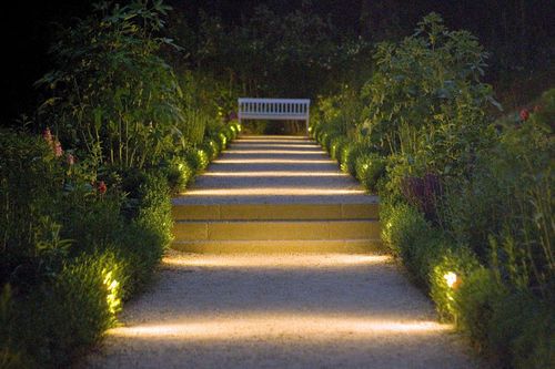 Illuminating garden light