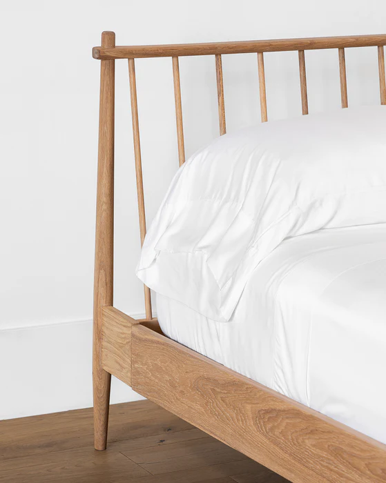 Bed frames made of oak – a timeless choice for your bedroom.