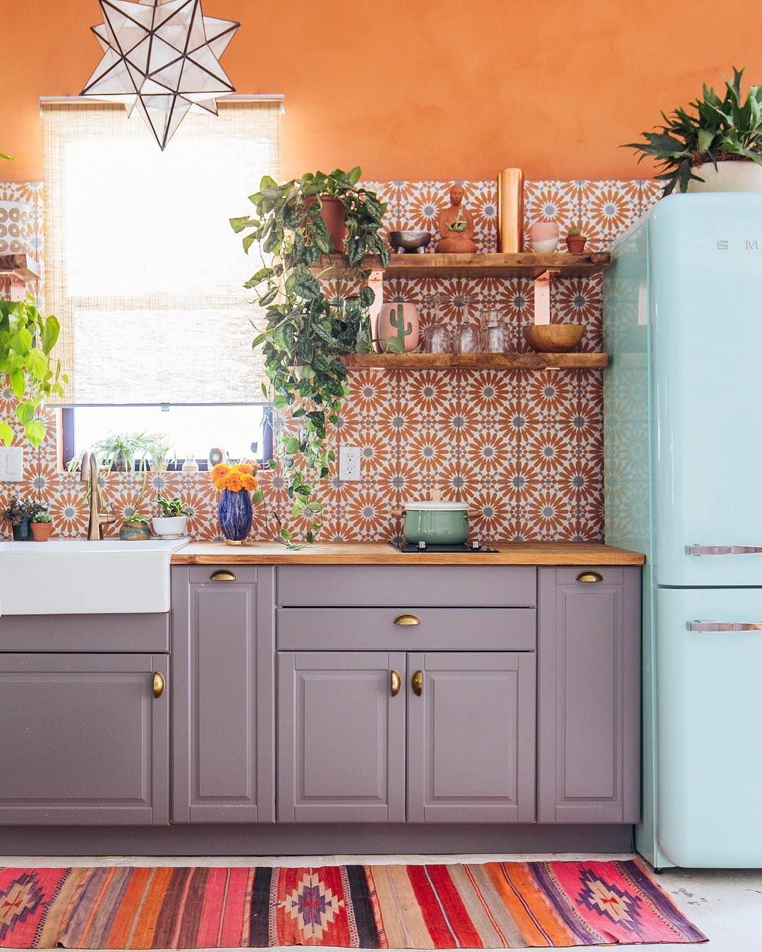 Colored walls in the kitchen: add a pop of personality to your space