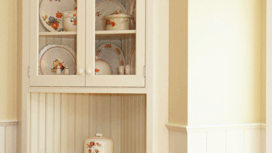 Corner Hutch