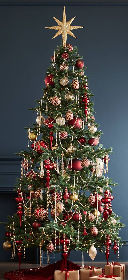 Decorate the Christmas tree 7 Creative Ways to Spruce Up Your Christmas Tree