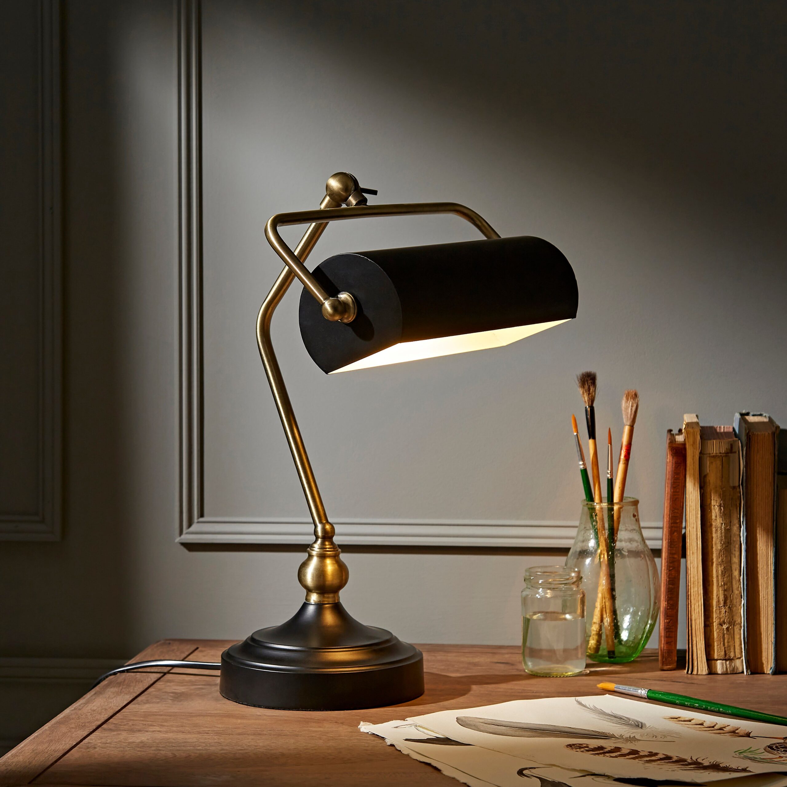 Dimmable desk lamp offers customizable lighting for every task