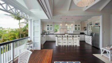 Kitchen in U-shape with bar