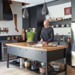 Kitchen with freestanding kitchen block
