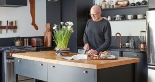 Kitchen with freestanding kitchen block