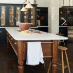 Kitchen with freestanding kitchen block