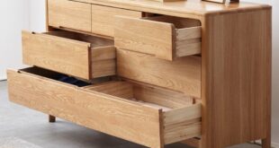 Oak chest of drawers