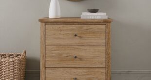 Oak chest of drawers