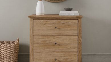Oak chest of drawers