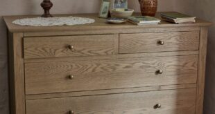 Oak chest of drawers