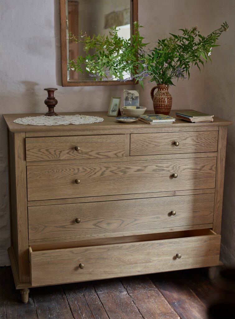 Oak chest of drawers