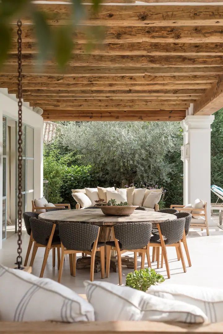 Outdoor Dining Set Makes Al Fresco Dining a Breeze