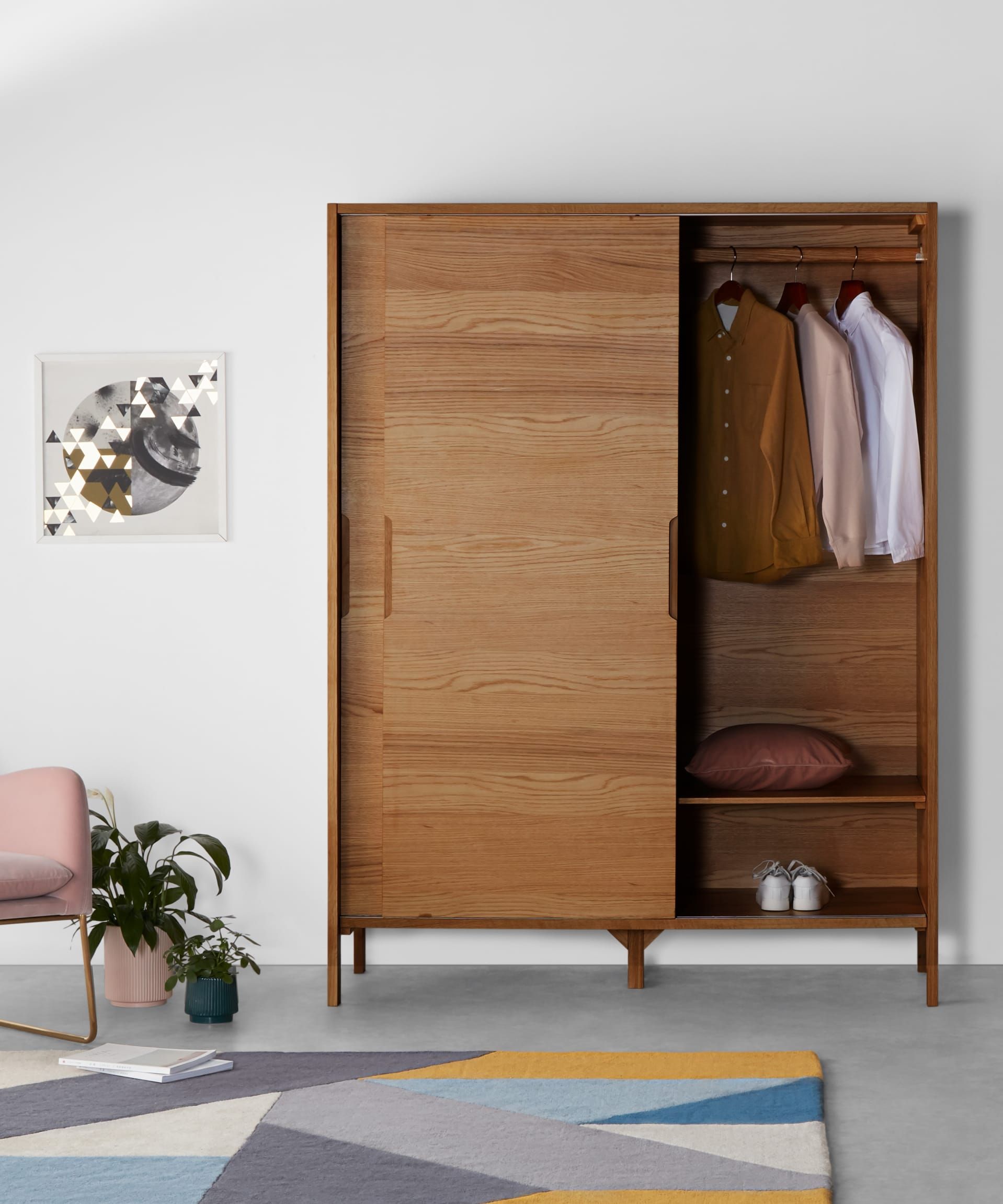 Sliding door wardrobe: maximize your storage space with style