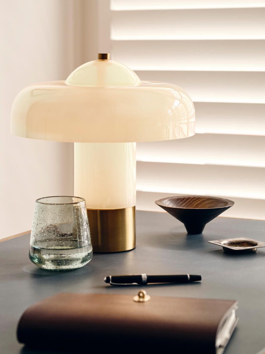 Table lamps in glass – a chic and modern lighting solution