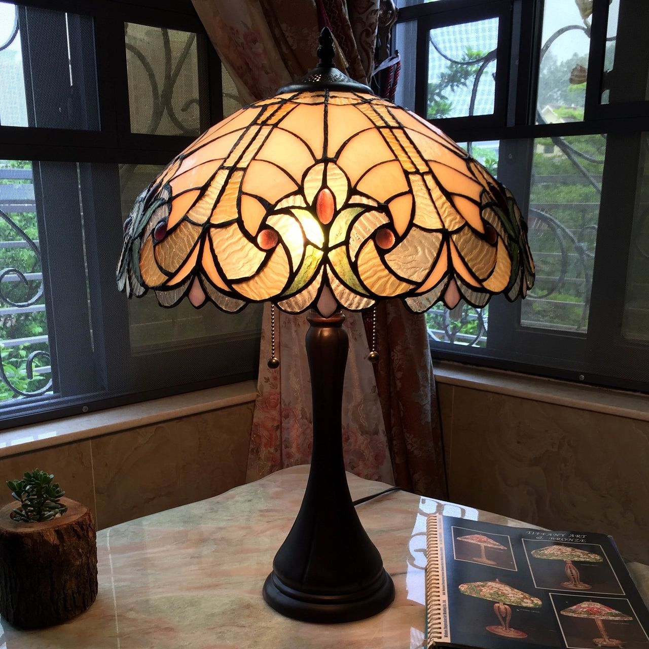 Tiffany table lamp Elegant Lighting Fixture with Beautiful Stained Glass Design