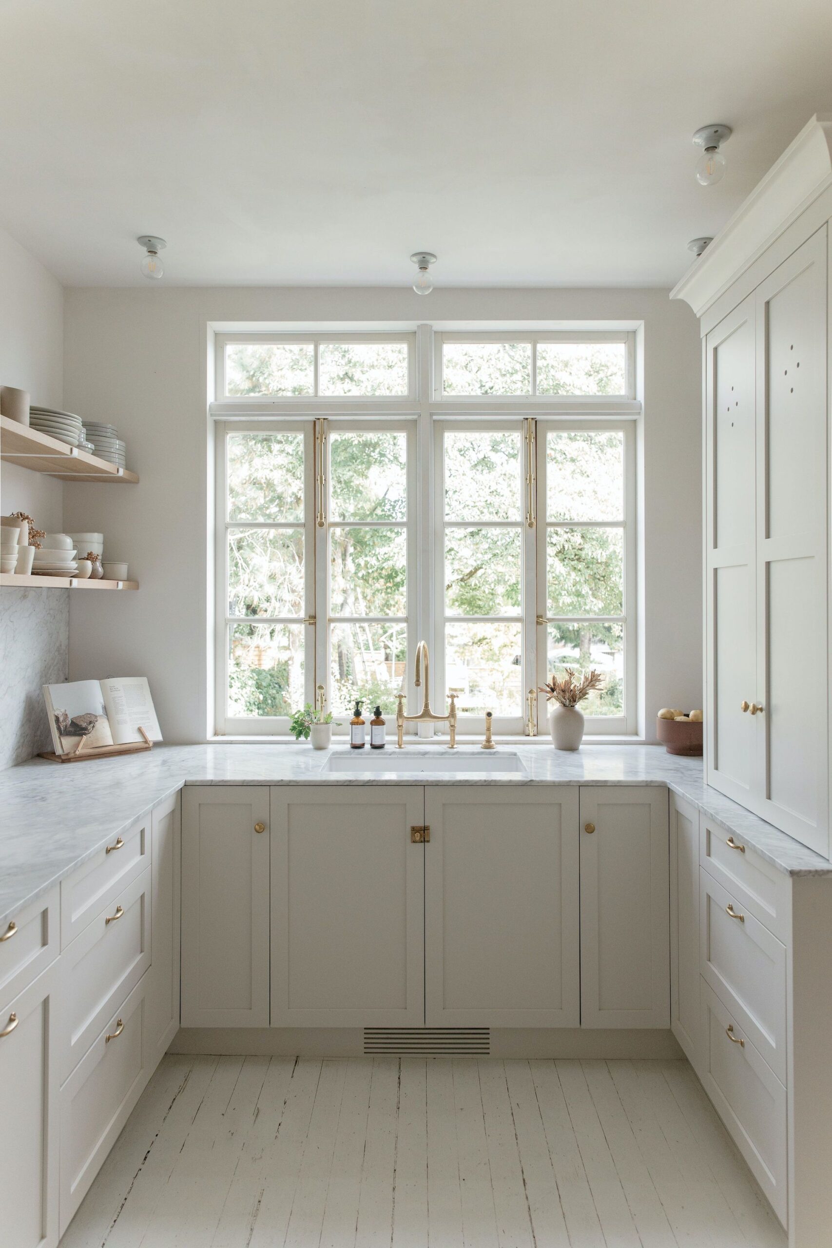 White kitchens Clean and Bright Kitchen Designs in White Tone