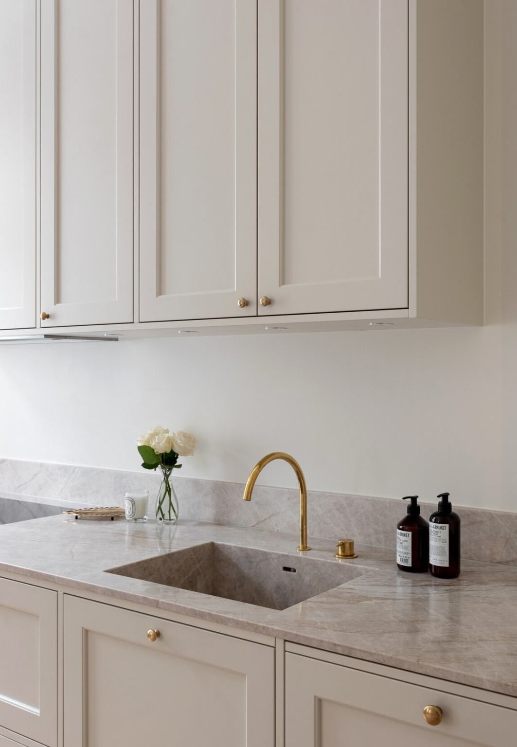 White kitchens the epitome of modern elegance