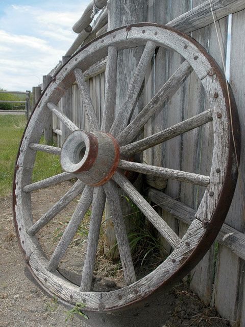 wagon wheel crown The iconic head accessory that adds a touch of vintage charm