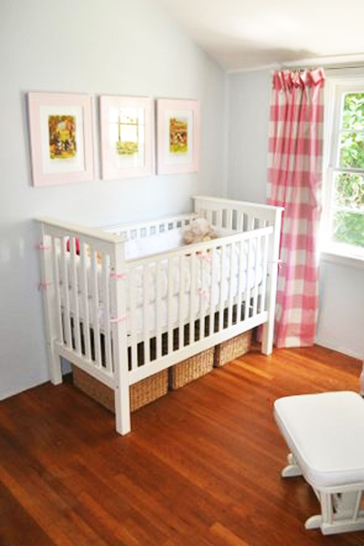 Use the space in your offspring’s room perfectly: cribs with storage underneath