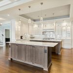 A white kitchen island is a dream! Pictures and ideas for dream kitchens with white cooking islands