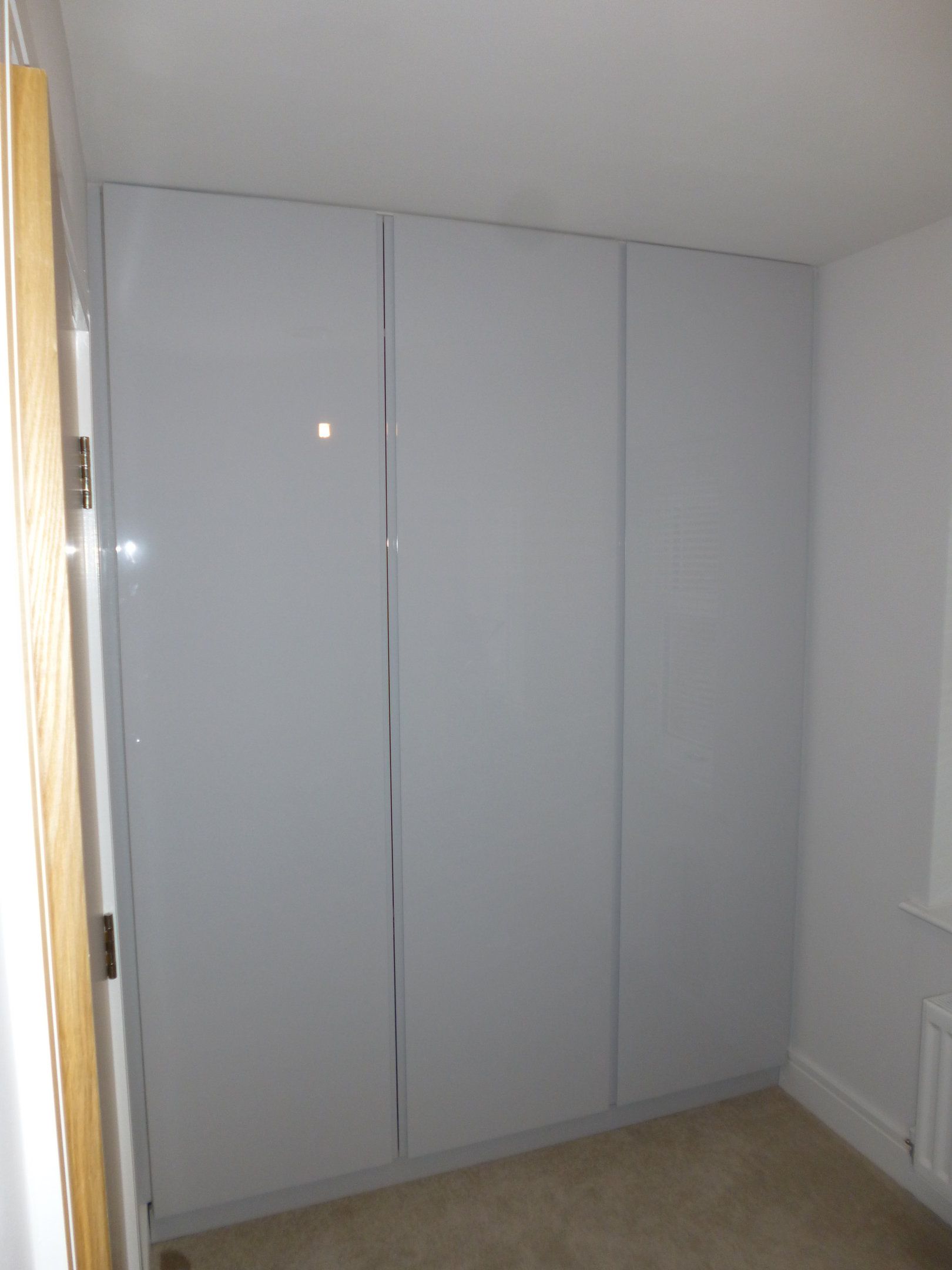 Hinged-door wardrobes pine painted white handle less hinged doors wardrobe made from spray painted high gloss mdf AZXJKXJ