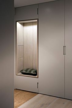 Hinged-door wardrobes pine painted white pour briser lu0027effet trop froid de grands rangements (dans votre chambre ou UXXVDAE