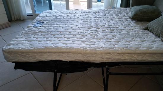 Lido Beach Resort: spring mattress springs hurt (old, worn mattress)