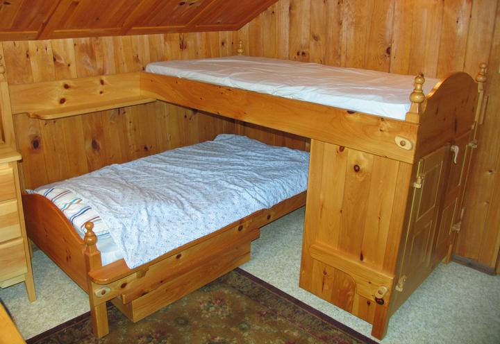 Corner bunk bed