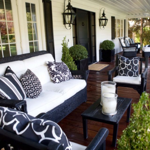 Great porchperfect for black and white house. I would love this with  browns, reds and whites since my porch door is green