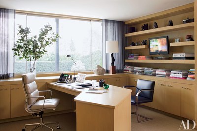 In a Beverly Hills office decorated by Brad Dunning the Eamesdesigned  swivel chair is by Herman