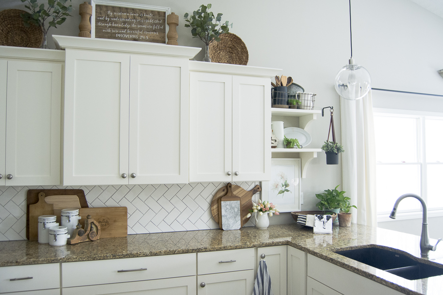 Are you looking for pretty and practical spring kitchen decor ideas? Here  are some sure