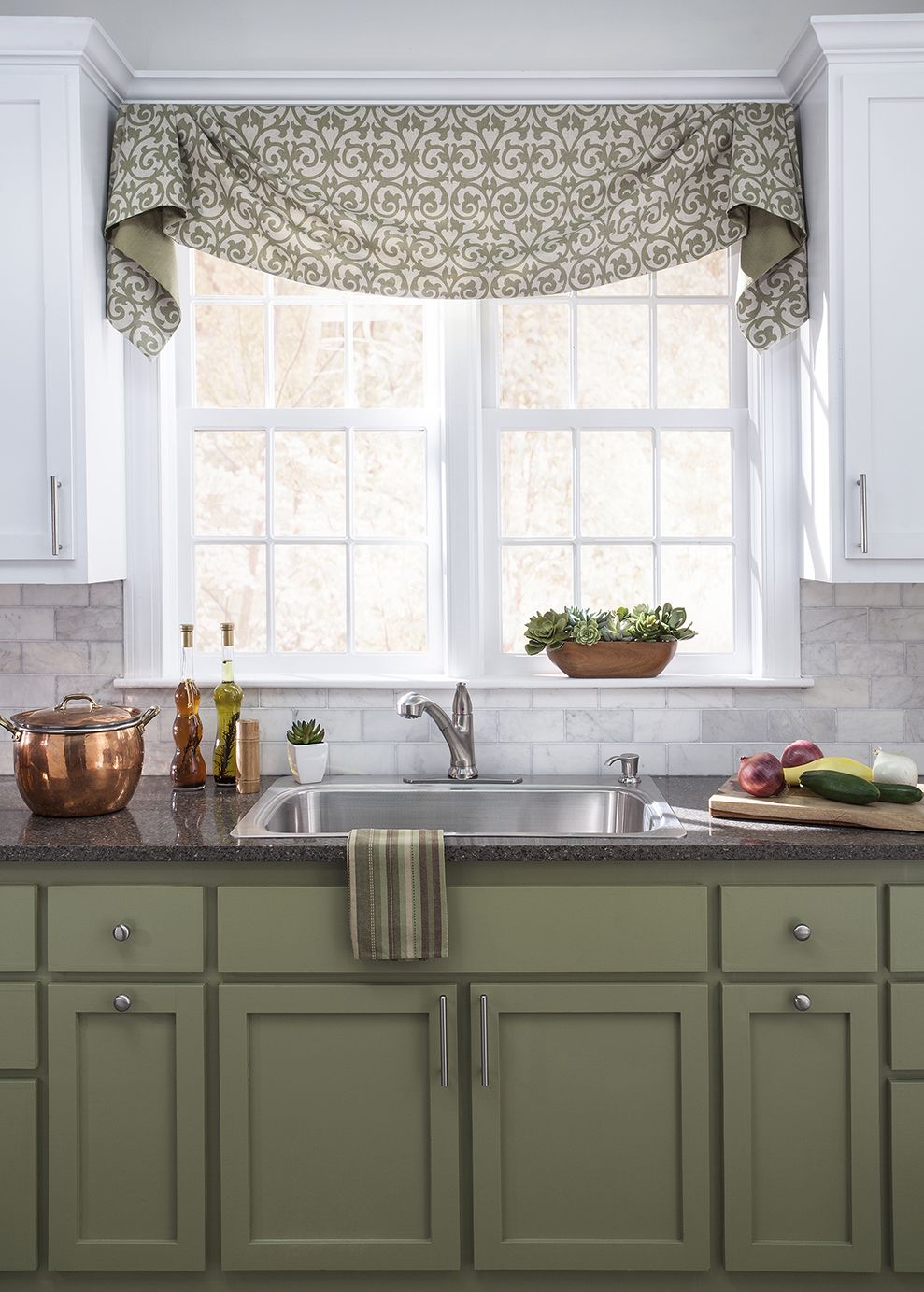 Flowing fabrics and coordinating colors are a win in this gorgeous #trendy  kitchen.
