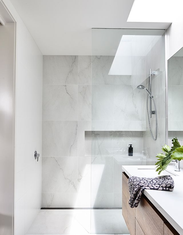 Elsternwick House: Nice bathroom. Marble-look tiles are fresh and light.  Wood…