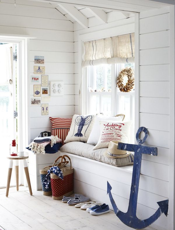 Cute, nautical decor in a wonderfully decorated nook