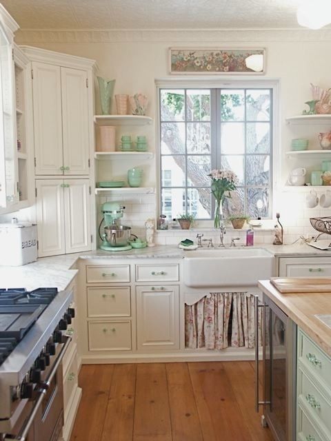 vintage kitchen - yes pleeeeeeeease I LOVE the mint colors distributed  throughout