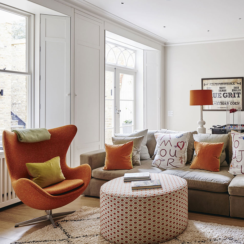 White living room with orange accents How to light up the decor of your home