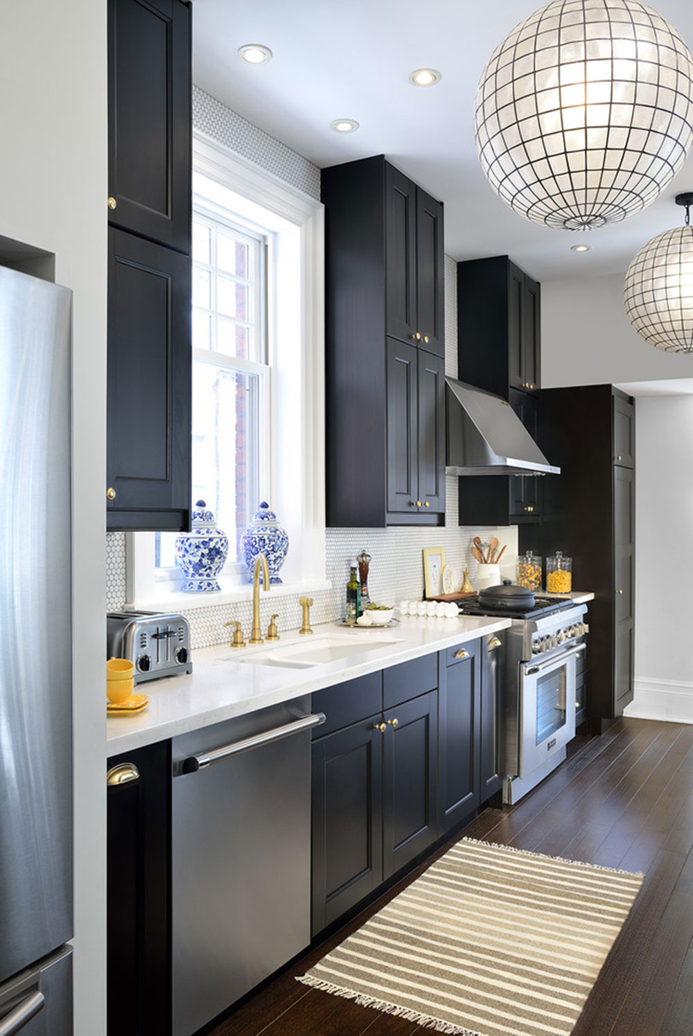 Kitchens-with-black-cupboards-can-still-be-bright10 Kitchens with-black cupboards - pictures and ideas