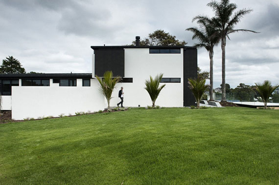 cls3 Modern black and white dream house: Lucerne House by Daniel Marshall Architects