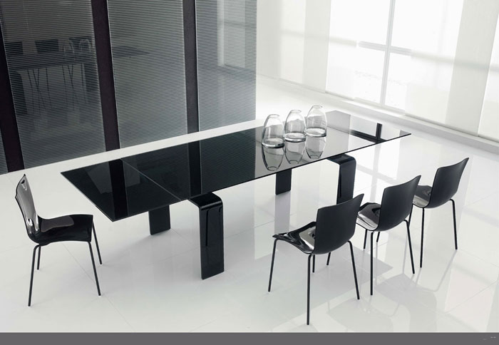 67958651042 Glass dining tables to add a contemporary touch to your interior design