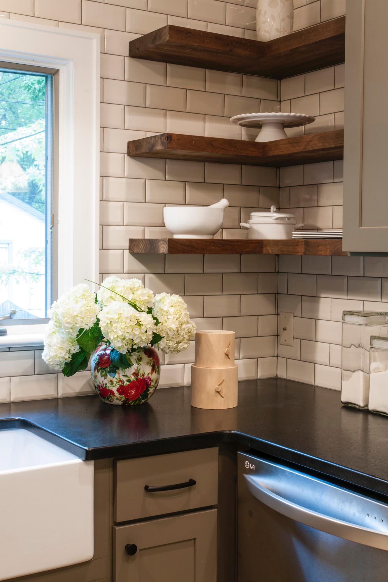 Kitchen shelves: ideas for floating, pull-out, and wall-mounted shelves